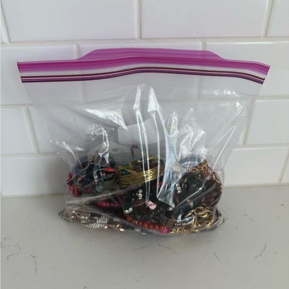 MYSTERY Jewlery BAG!!! all types of jewelry 
2 pound bag of jewelry - Picture 3 of 3